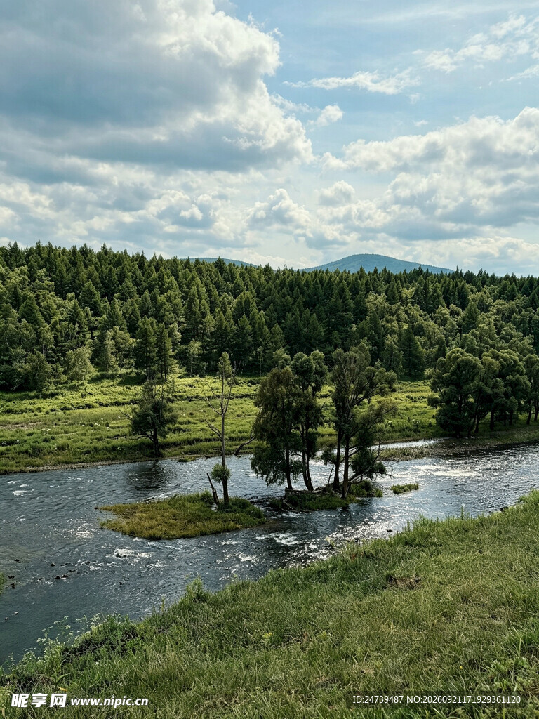 秋日湖畔山林美景