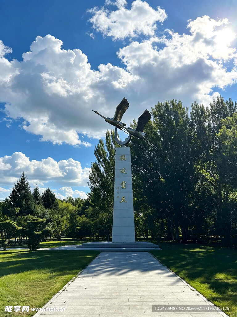 晴空下的雕塑
