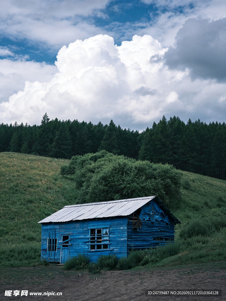 山野间的蓝色小屋