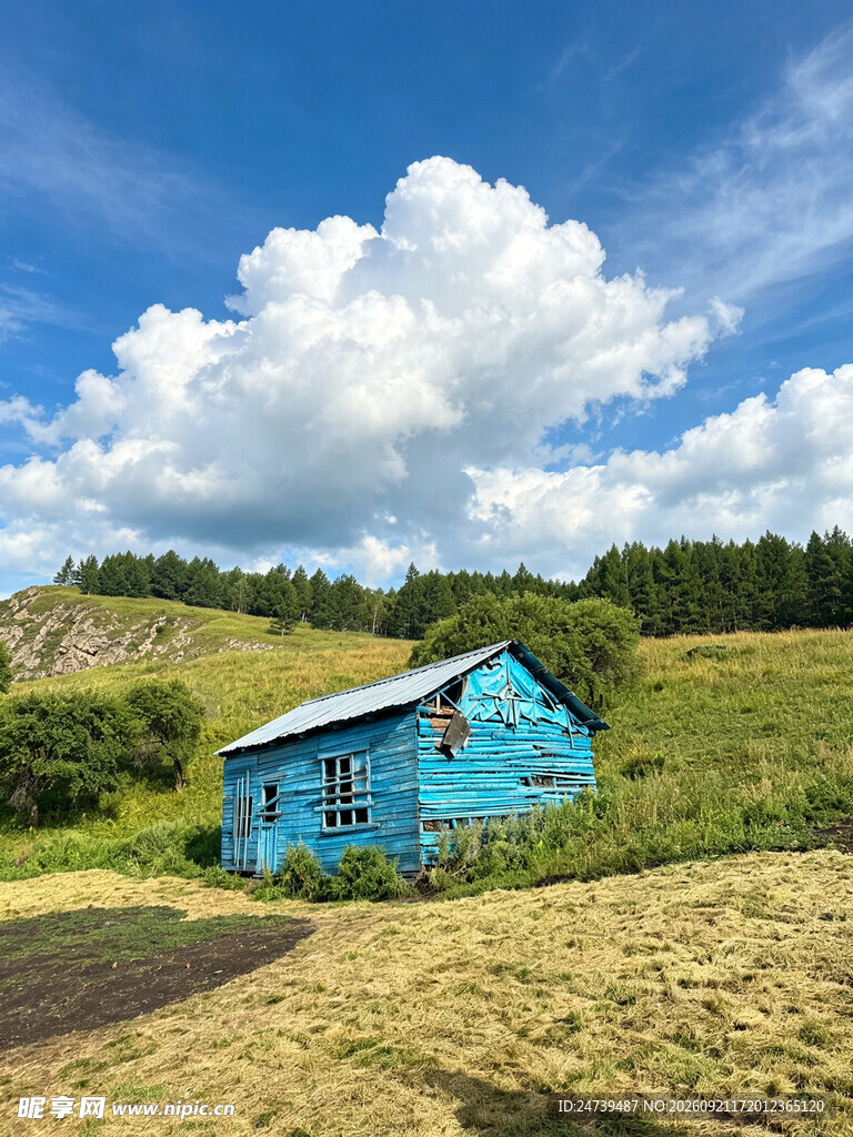 山野蓝屋晴空美景