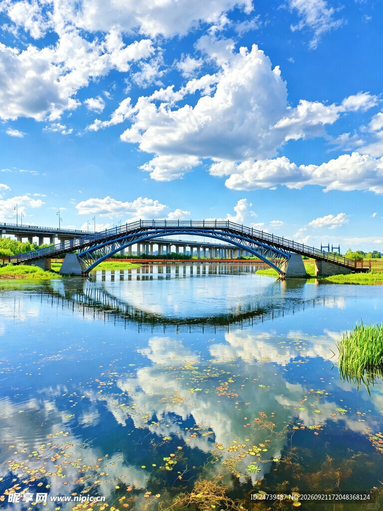 蓝天湖面拱桥倒影美景
