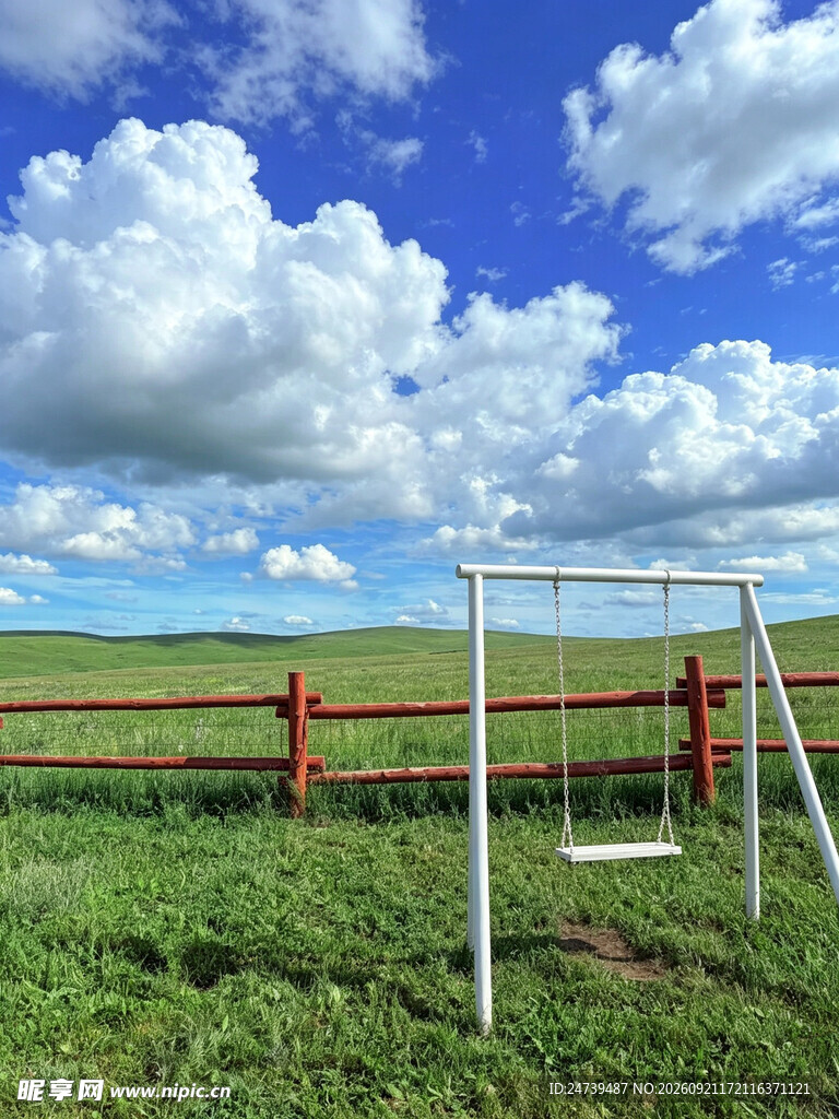 草原晴空下的秋千