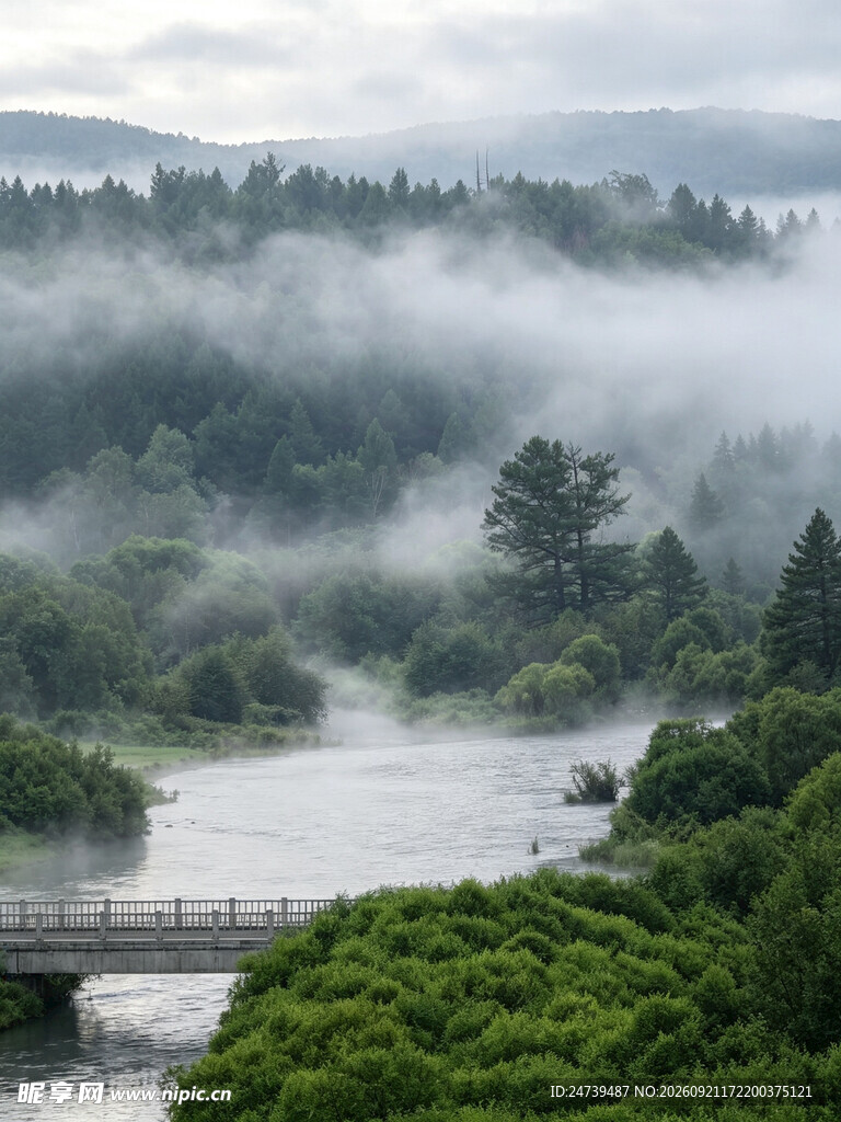湖畔山林美景