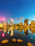 城市湖畔夜景宁静美好