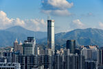 都市天际线与远山美景