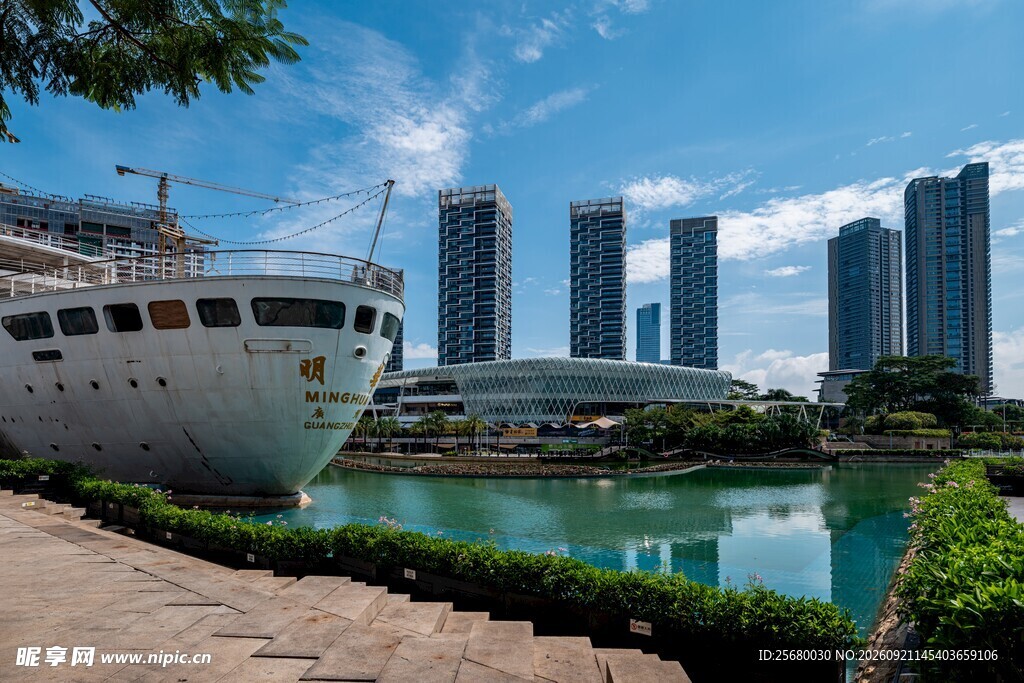海滨城市的游船与现代建筑
