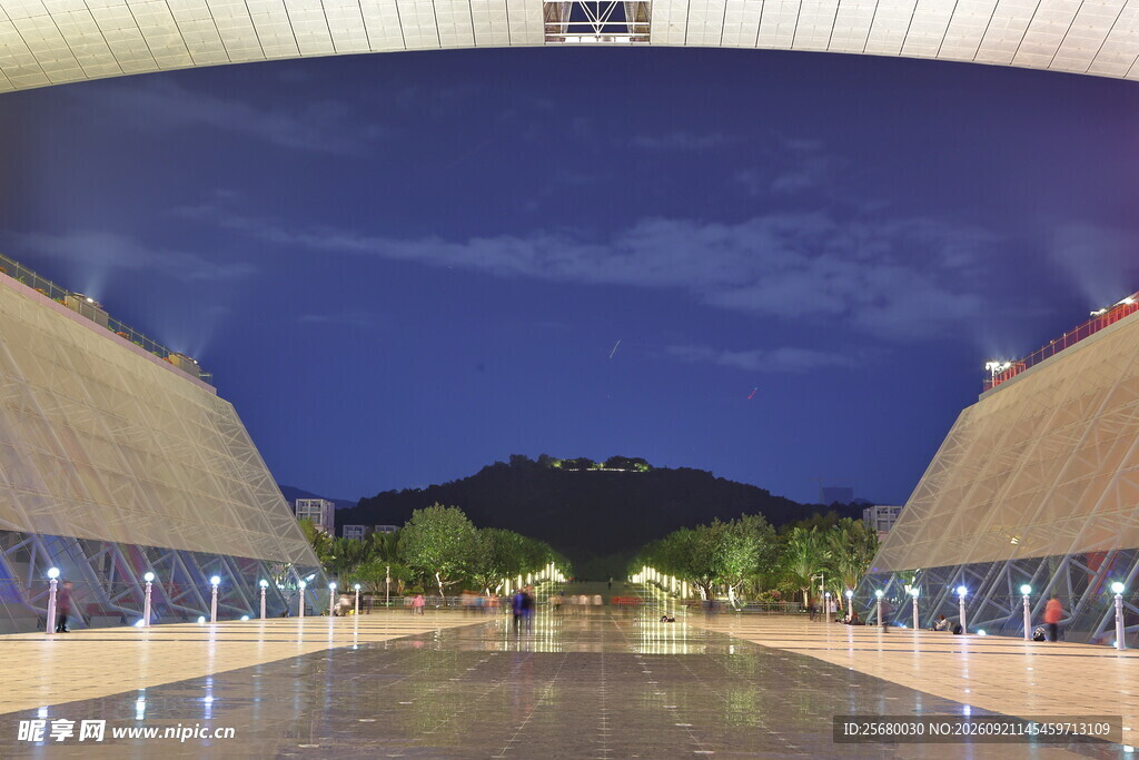 夜晚广场的独特建筑景观