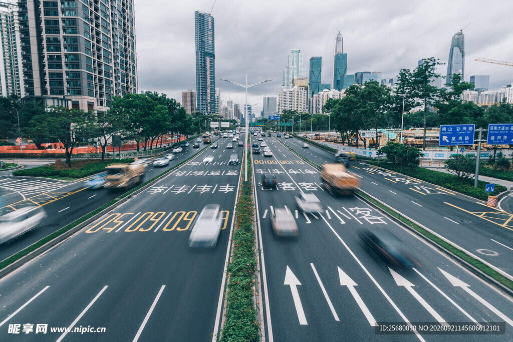 城市道路上的繁忙车流