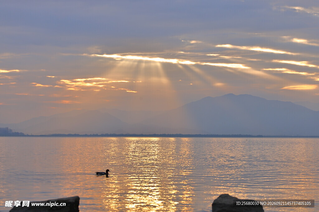 海上日出美景波光粼粼