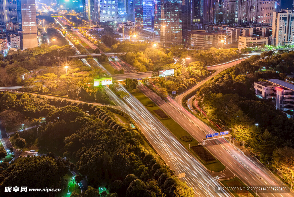 城市夜景中的繁华交通路段