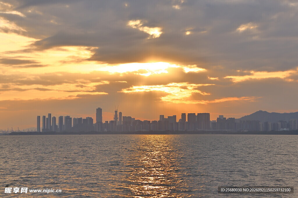 海滨城市日落美景