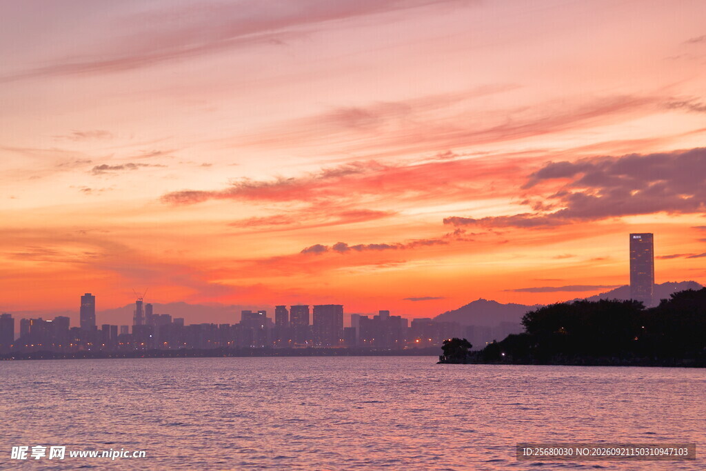 海滨城市绝美日落景观