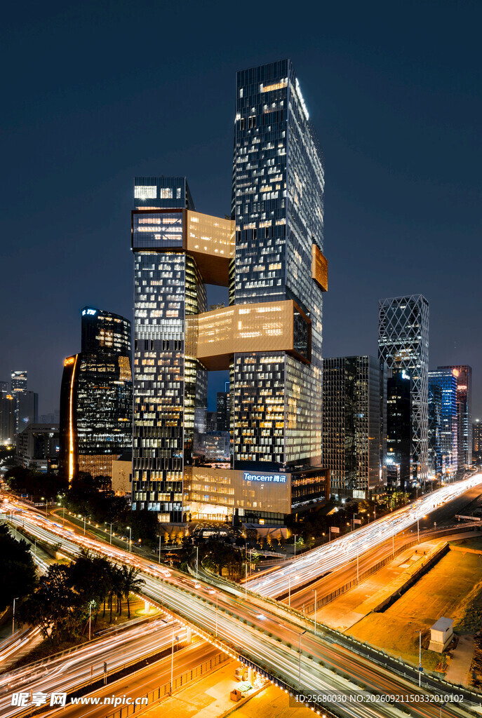 都市璀璨夜景中的摩天大楼