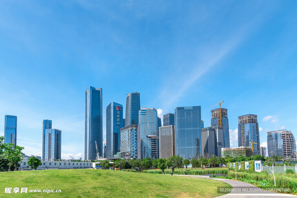 城市天际线与绿地景观