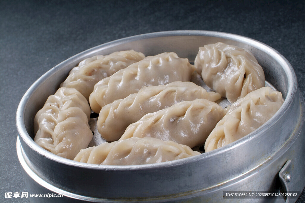 蒸笼里的美味饺子