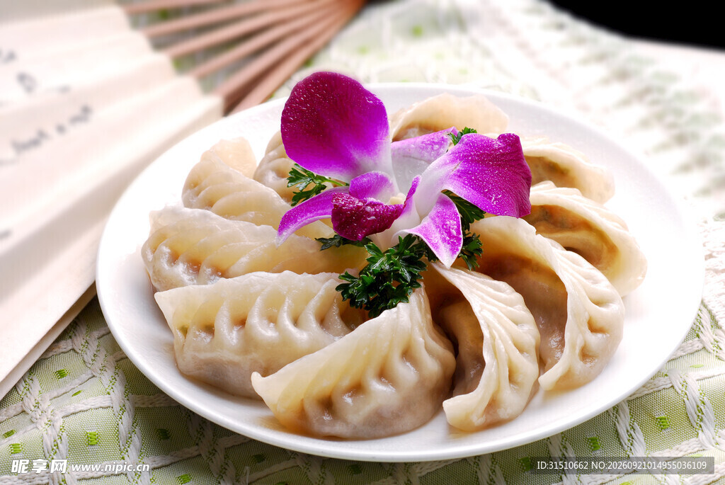 精致摆盘的美味饺子