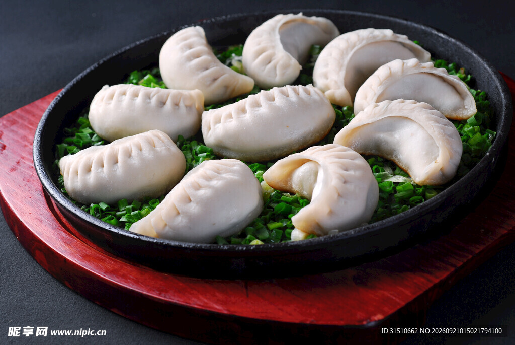 煎饺摆放在盘中