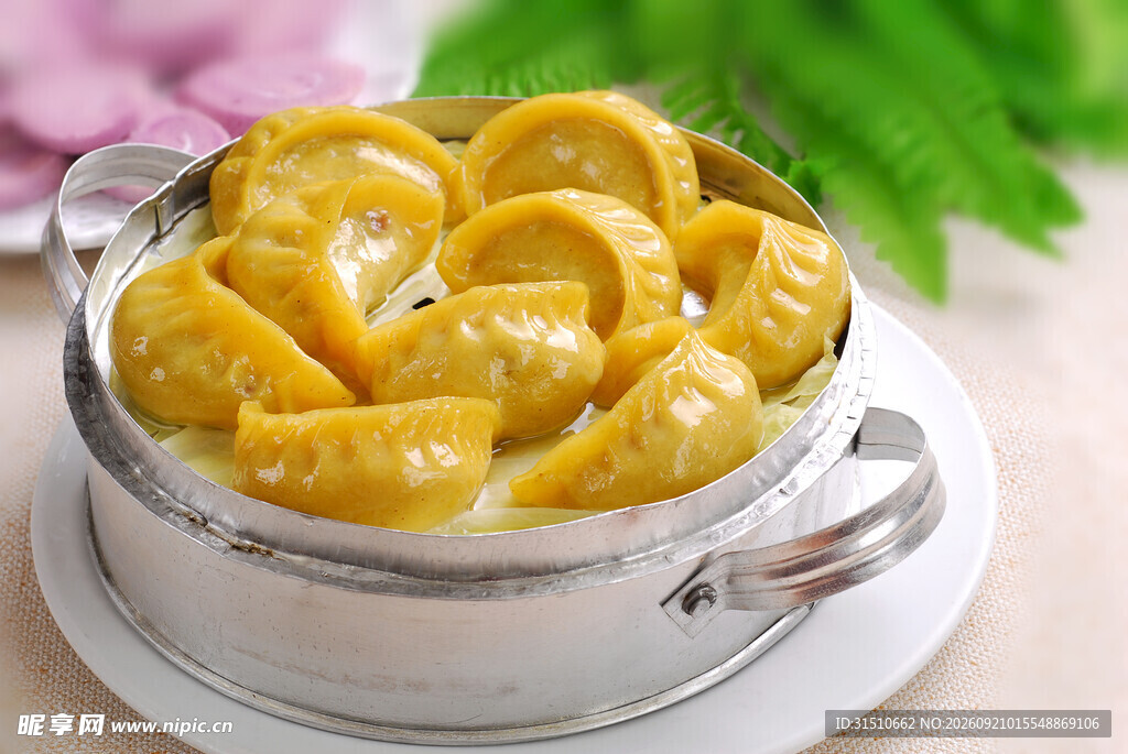 蒸锅中的美味黄色饺子