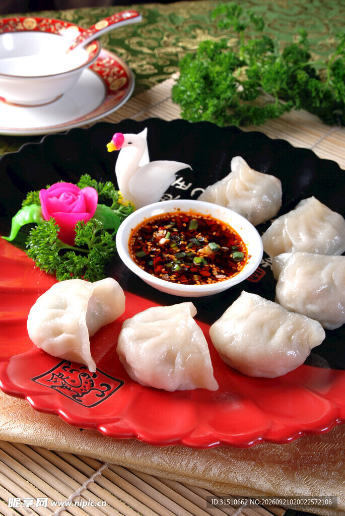 美味饺子配特色蘸料
