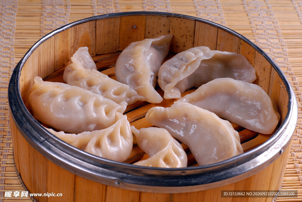 竹制蒸笼里的美味饺子