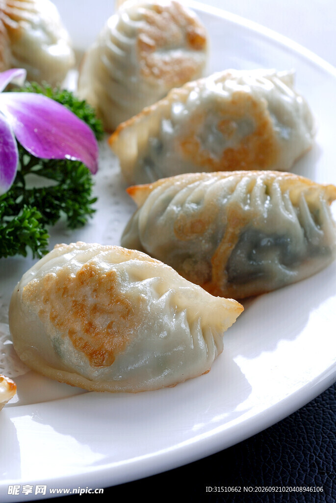 美味煎饺摆放在精致盘中