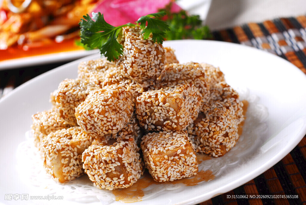 香酥芝麻丸子摆盘中