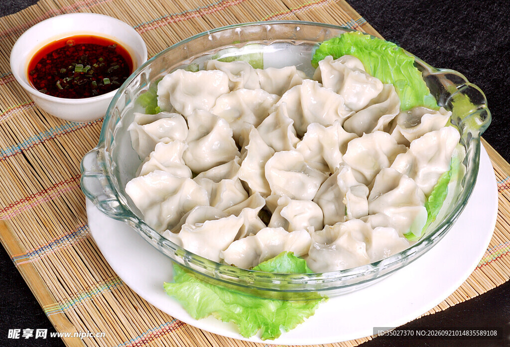 透明盘中的美味饺子