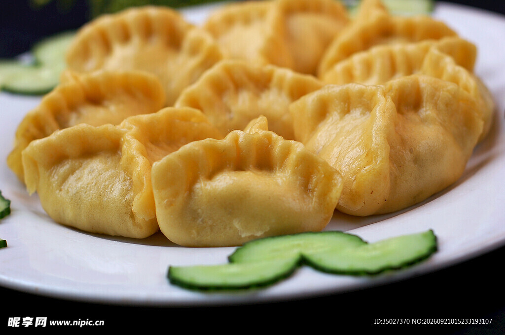 美味饺子摆放在盘中