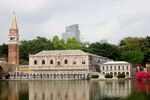 湖畔欧式建筑与钟楼景观