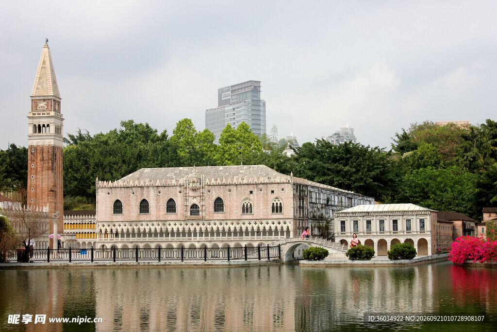 湖畔欧式建筑与钟楼景观