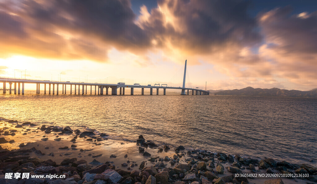 海边日落时的栈桥美景