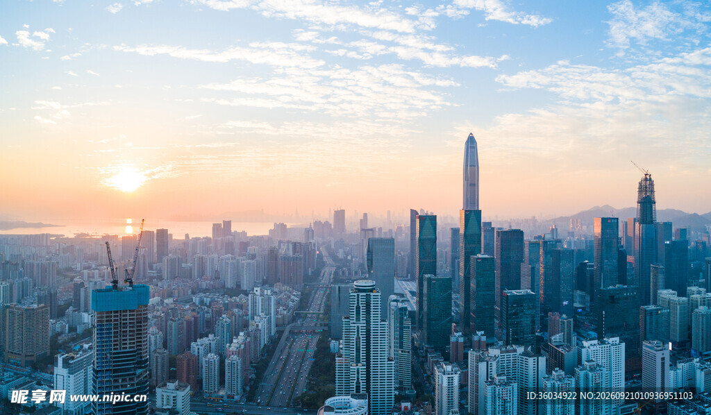 城市天际线夕阳下的繁华