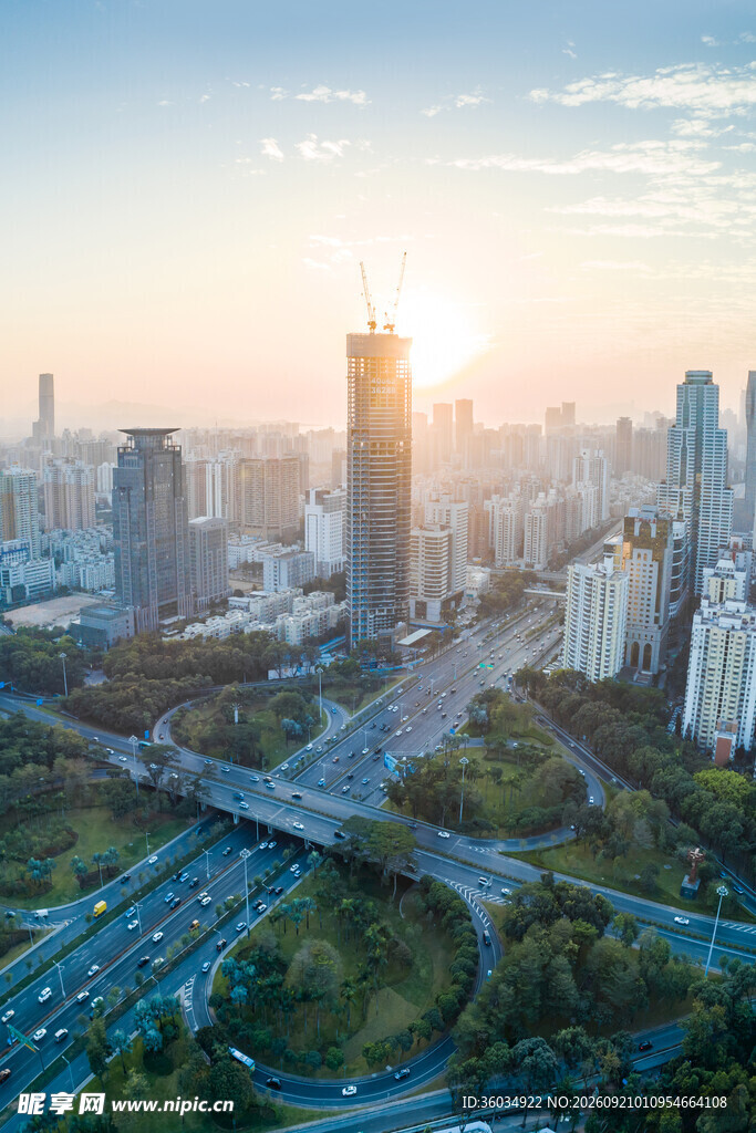 城市日出下的交通与建筑景观