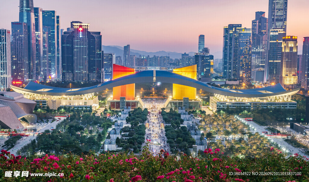 城市璀璨景观与绚丽花卉