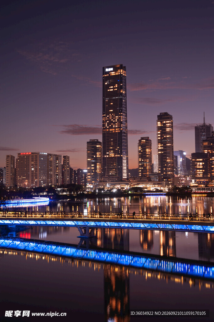 城市夜景璀璨灯光映照水面