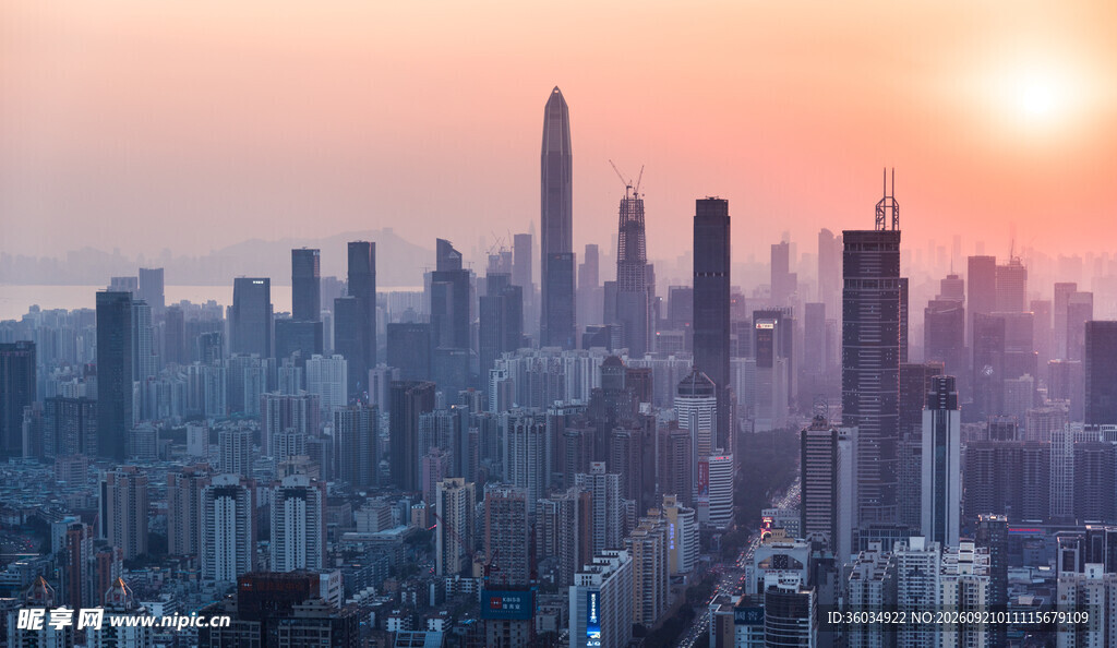 夕阳下的繁华都市天际线