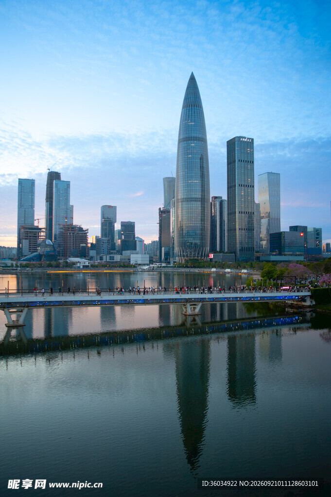 城市天际线与水中倒影美景