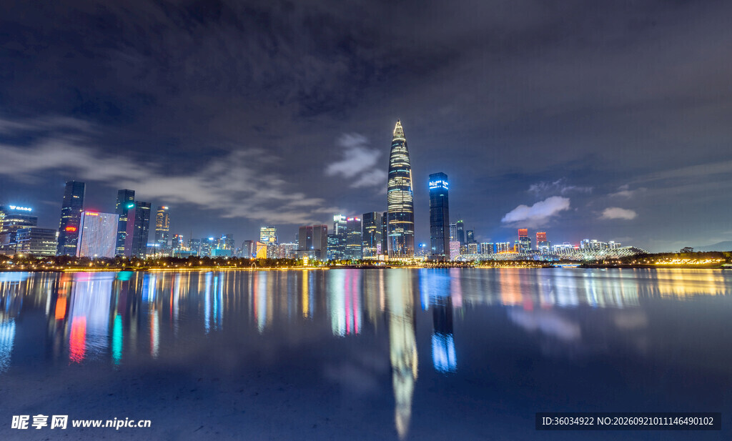 城市夜景璀璨灯光映湖面