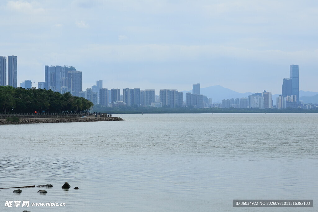 湖畔城市风光宁静美好