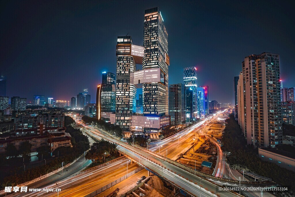 城市夜景中的繁华交通枢纽