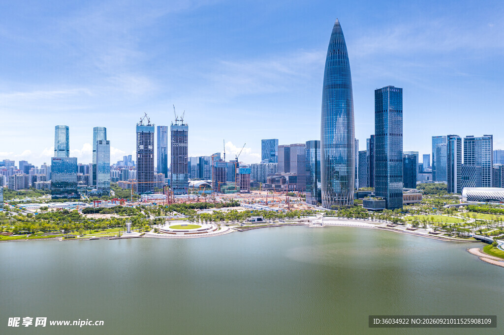深圳城市湖畔的现代风光