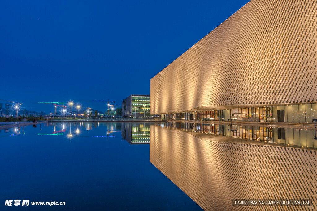 城市河畔建筑夜景倒影
