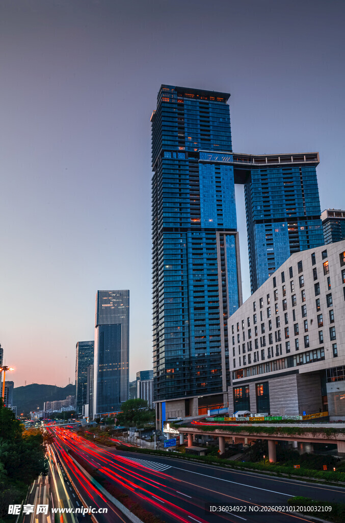 城市黄昏下的高楼与车流