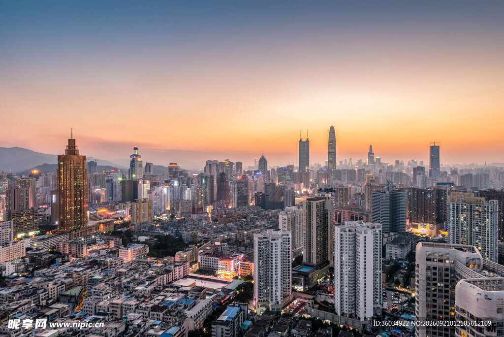 城市天际线夕阳下的繁华