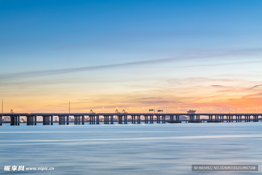 夕阳下的跨海大桥美景