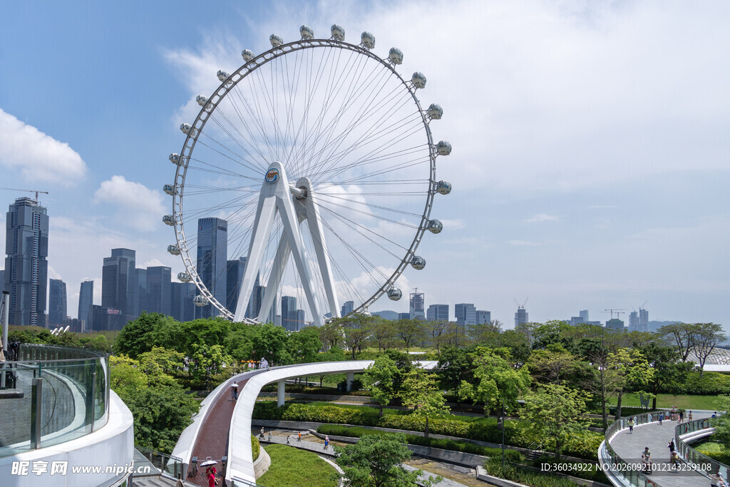 城市中的巨型摩天轮景观