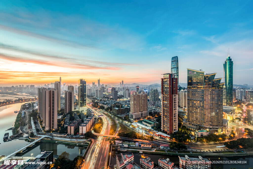 城市天际线的绚丽黄昏景色