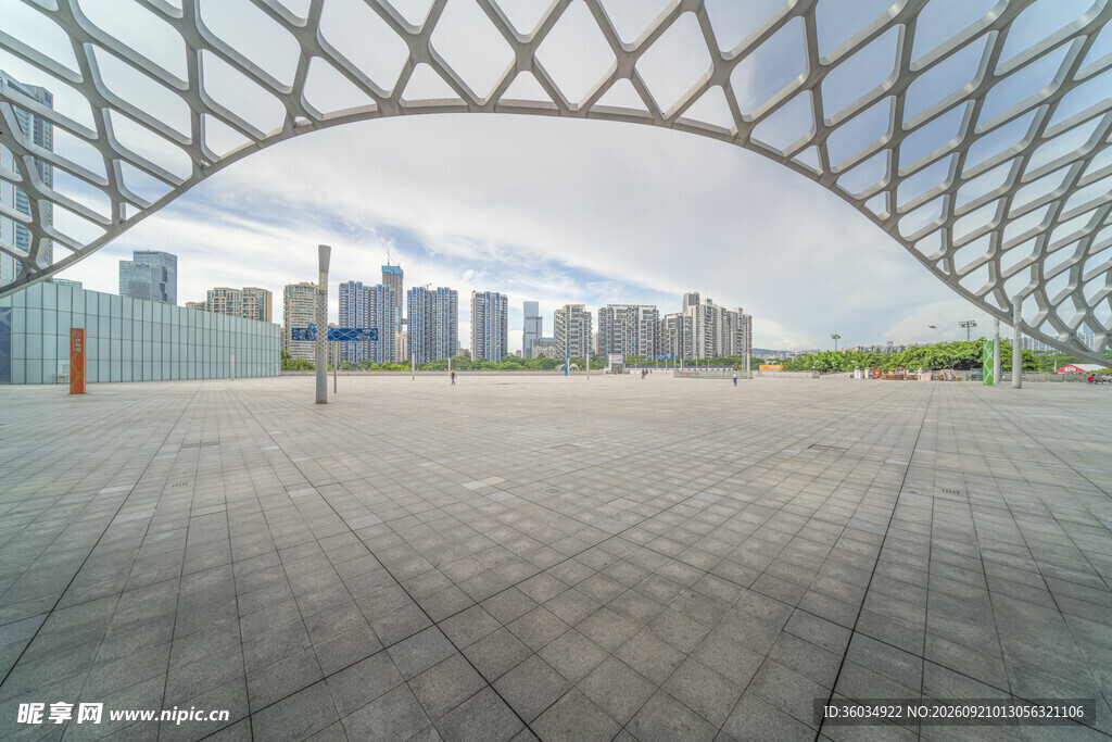 现代建筑下的开阔广场景观