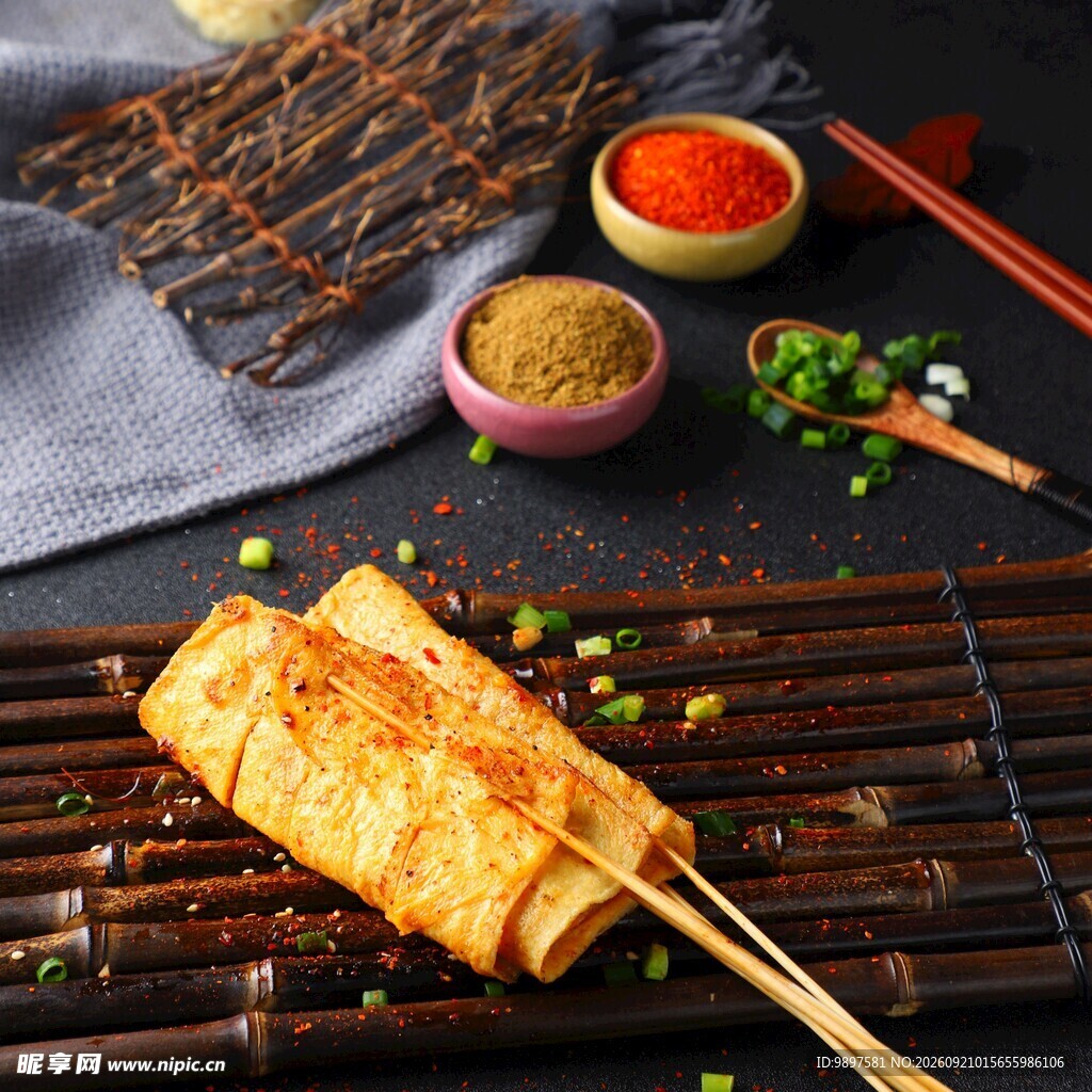 美味烤豆腐串佐料相伴