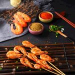 美味烤虾串多样蘸料相伴